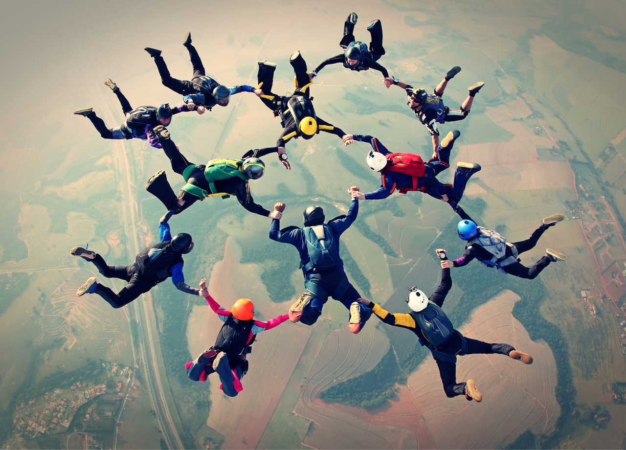 Équipe de professionnels réalisant un saut en parachute